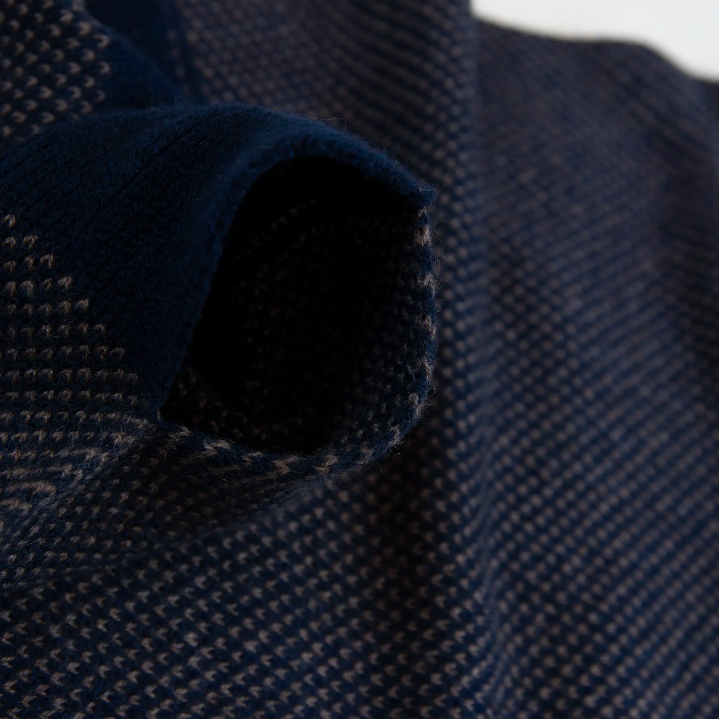 Sciarpa scaldacollo con asola in 100% Cashmere, con pattern blu e beige. Morbida, versatile e facile da indossare.