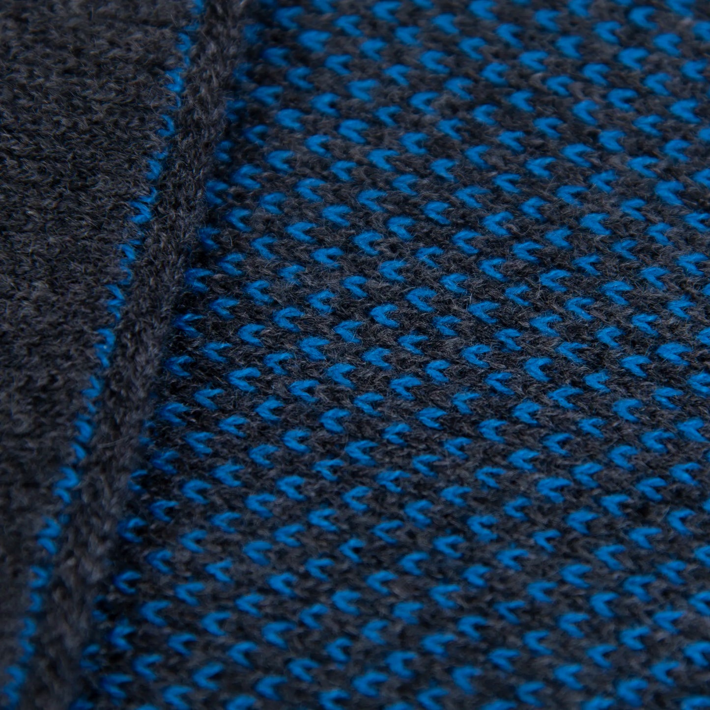 Sciarpa scaldacollo con asola in 100% Cashmere, con pattern blu e grigio. Morbida, versatile e facile da indossare.