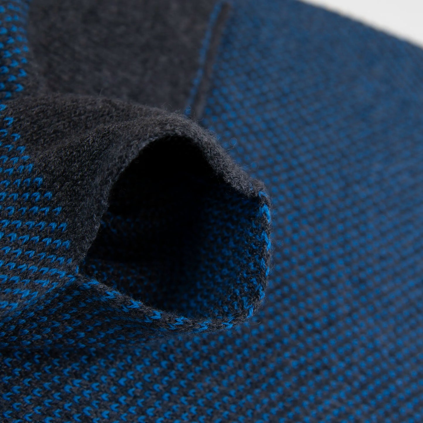 Sciarpa scaldacollo con asola in 100% Cashmere, con pattern blu e grigio. Morbida, versatile e facile da indossare.
