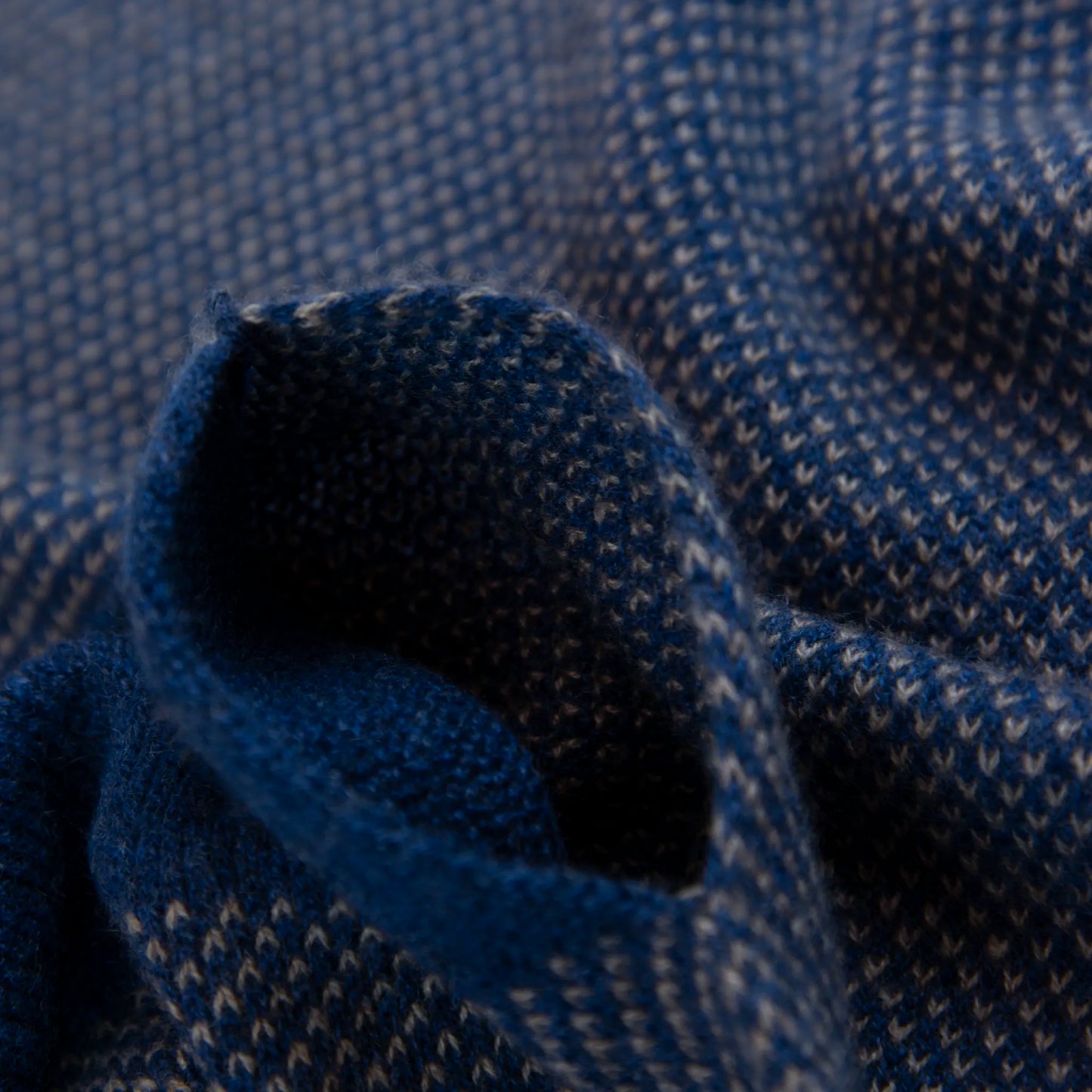 Sciarpa scaldacollo con asola in 100% Cashmere, con pattern blu e beige. Morbida, versatile e facile da indossare.