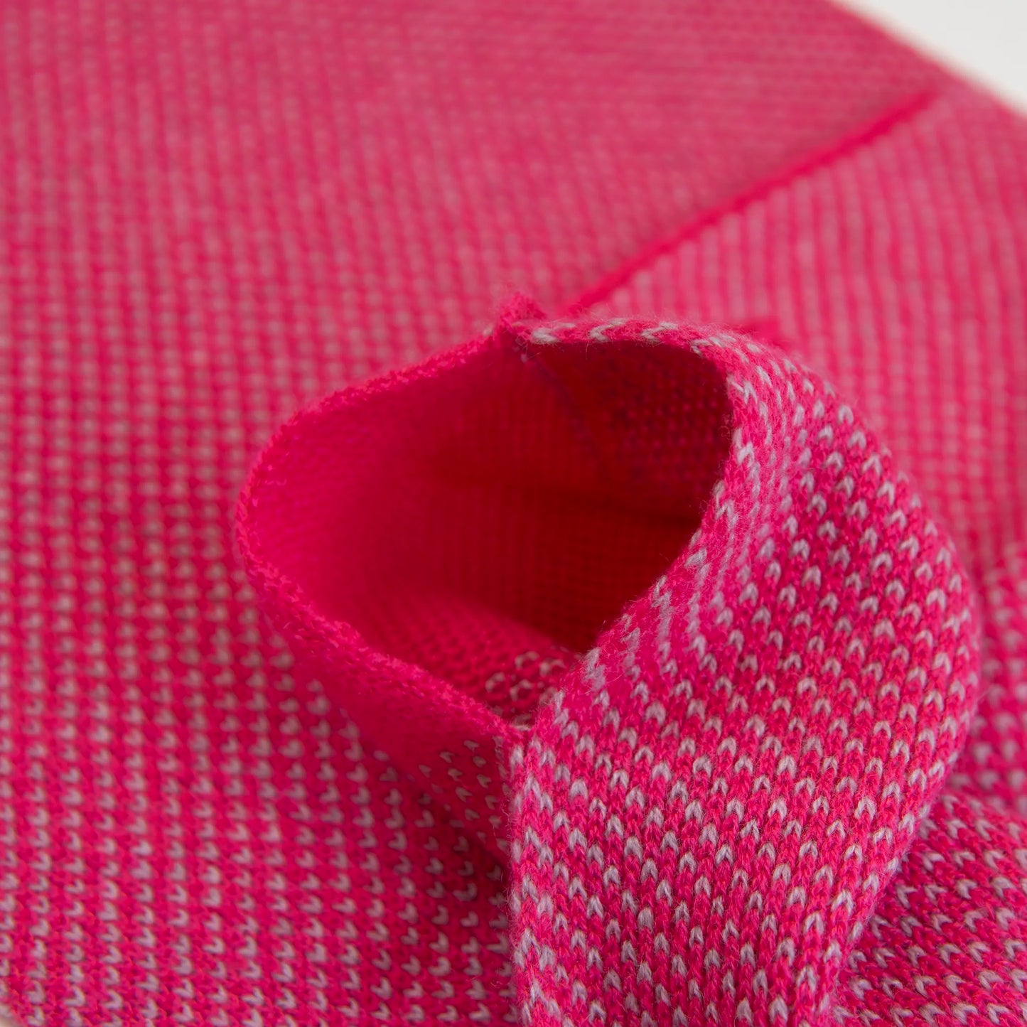 Sciarpa scaldacollo con asola in 100% Cashmere, con pattern rosa. Morbida, versatile e facile da indossare.