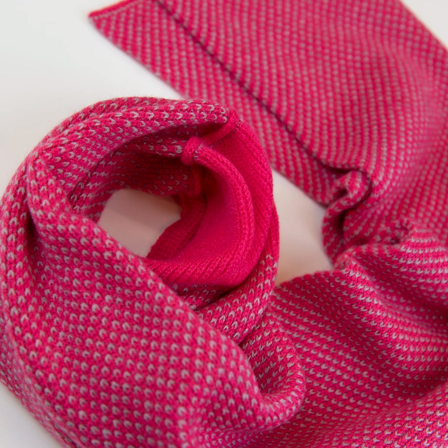 Sciarpa scaldacollo con asola in 100% Cashmere, con pattern rosa. Morbida, versatile e facile da indossare.