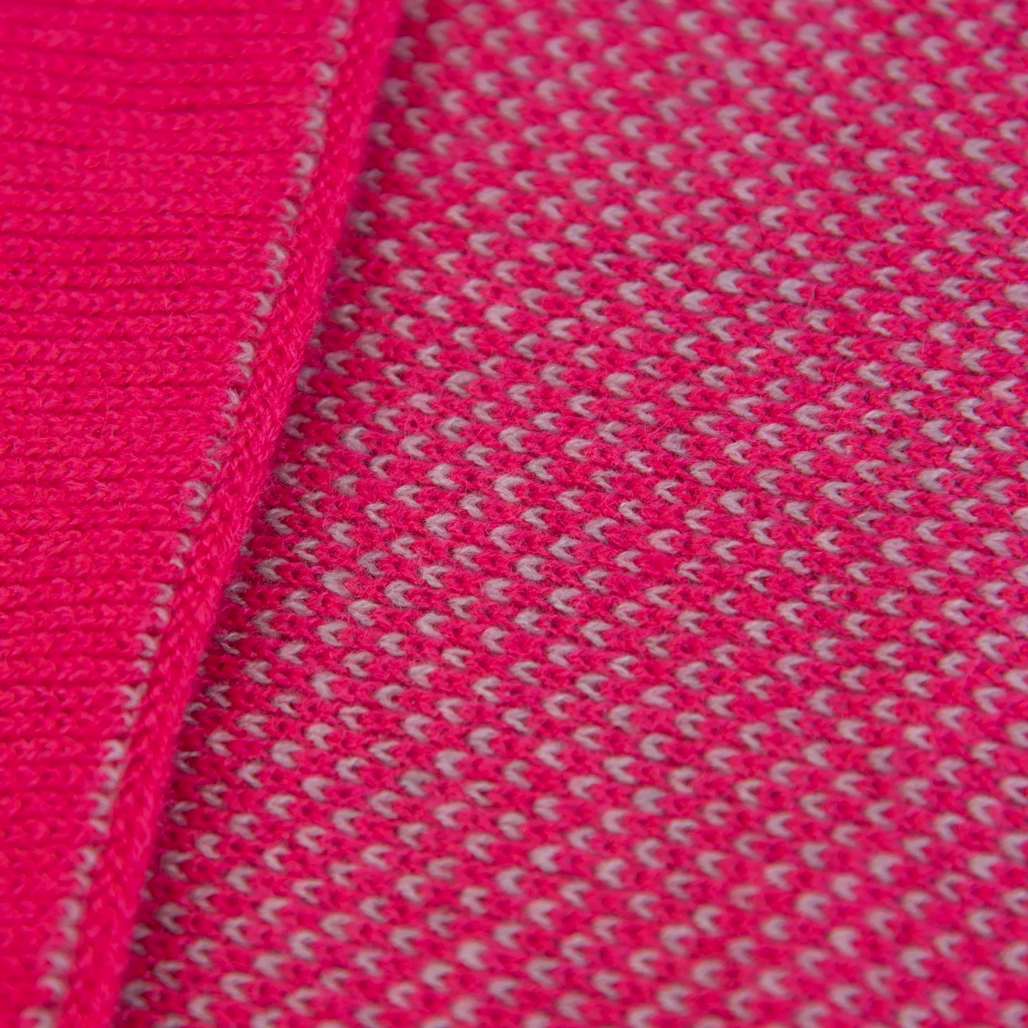 Sciarpa scaldacollo con asola in 100% Cashmere, con pattern rosa. Morbida, versatile e facile da indossare.