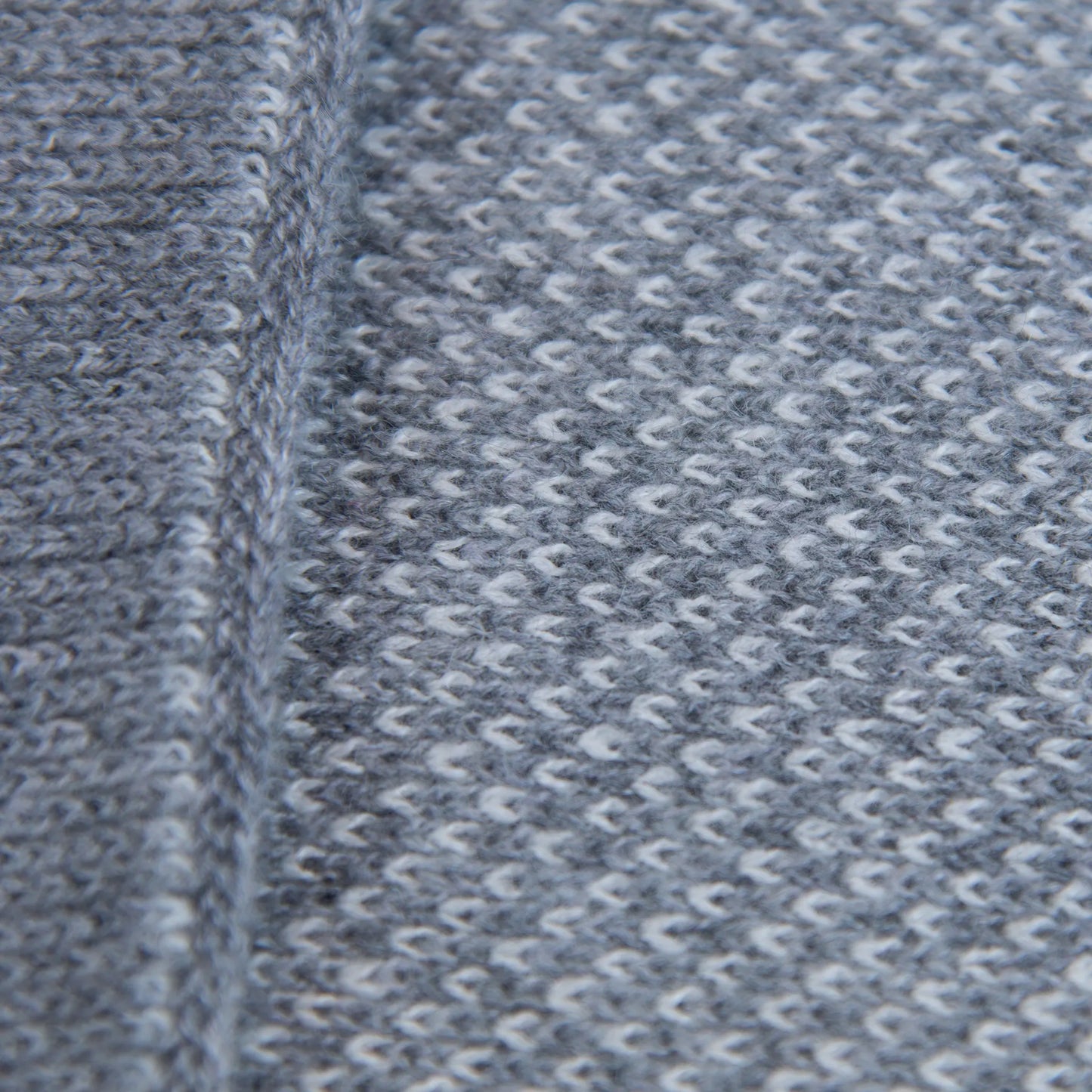 Sciarpa scaldacollo con asola in 100% Cashmere, con pattern grigio. Morbida, versatile e facile da indossare.
