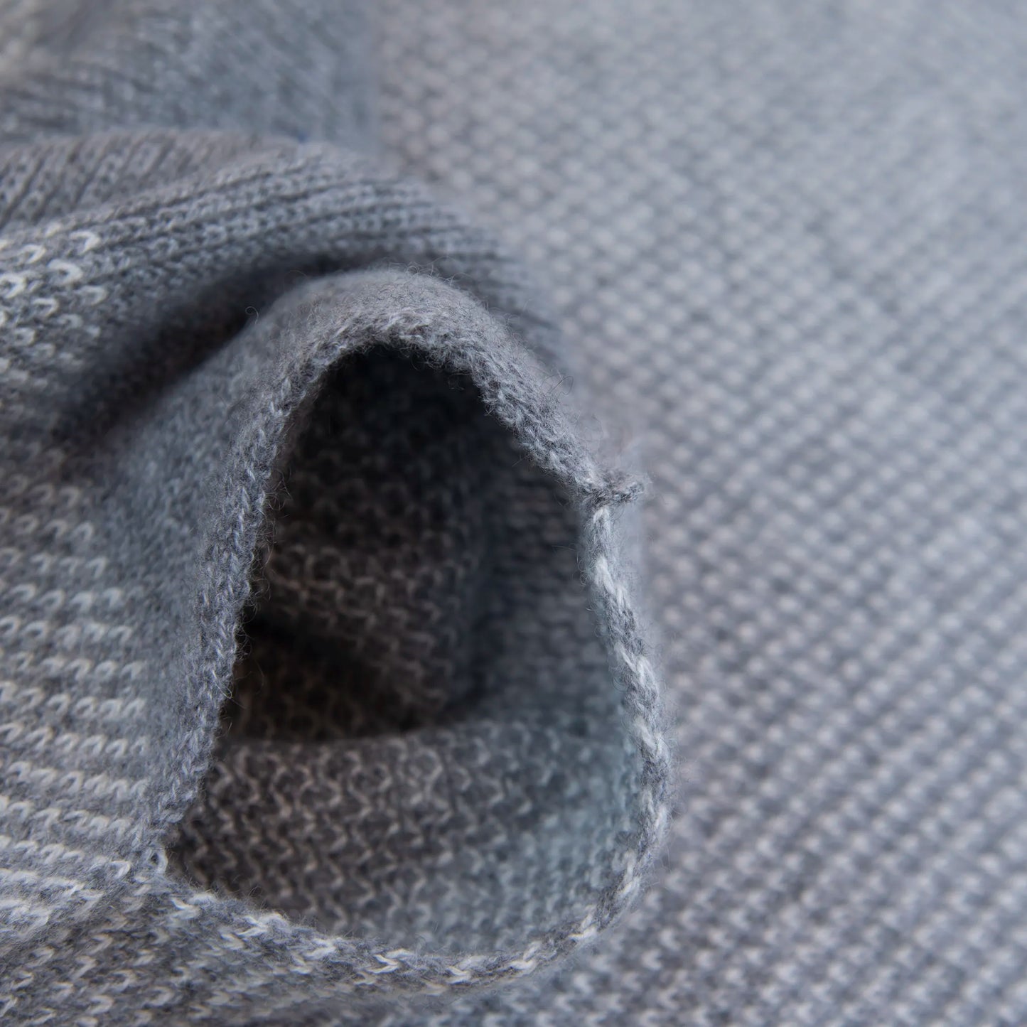 Sciarpa scaldacollo con asola in 100% Cashmere, con pattern grigio. Morbida, versatile e facile da indossare.