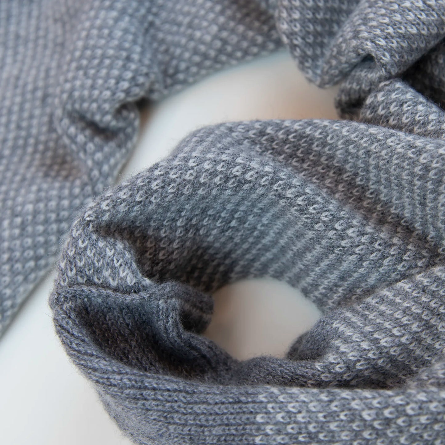 Sciarpa scaldacollo con asola in 100% Cashmere, con pattern grigio. Morbida, versatile e facile da indossare.