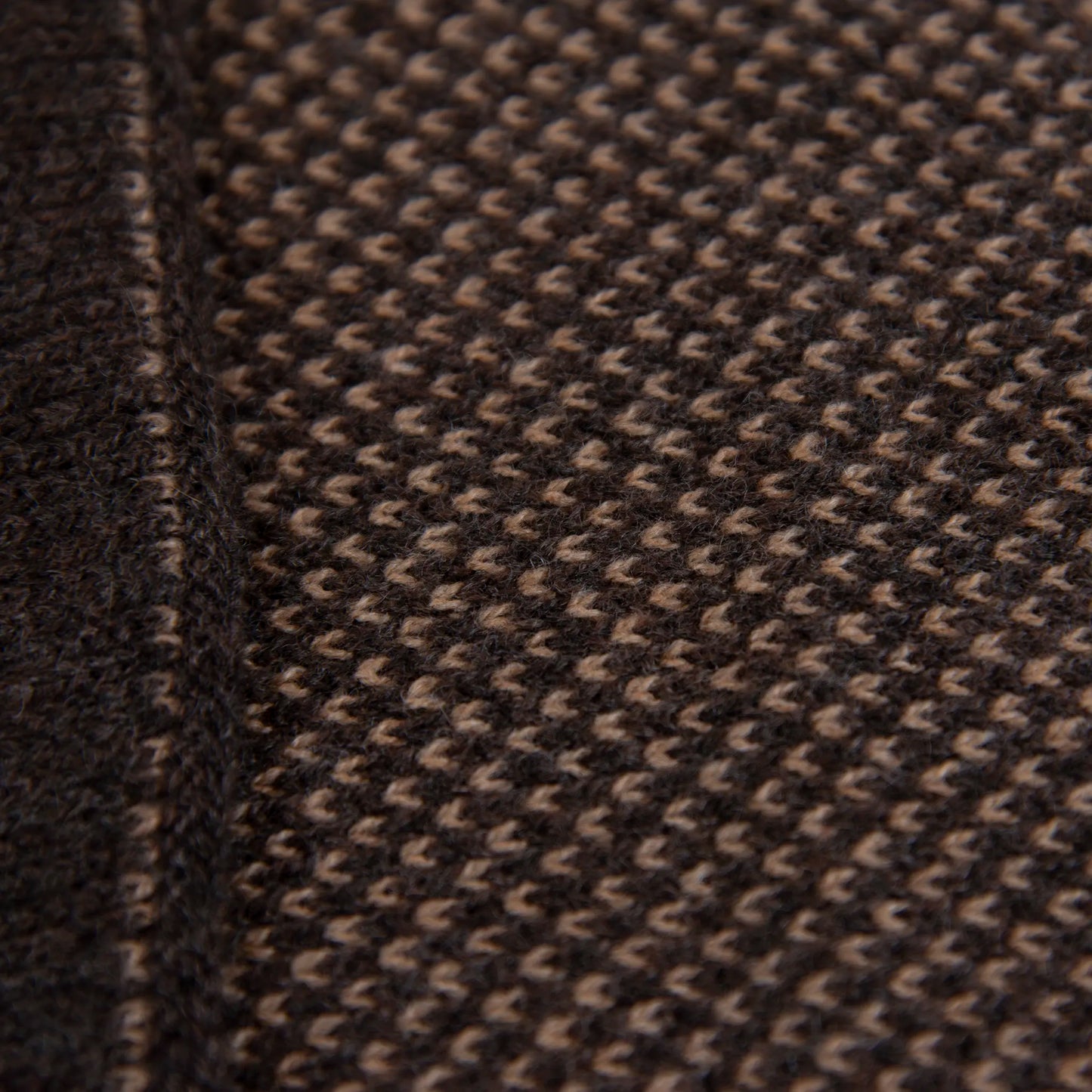 Sciarpa scaldacollo con asola in 100% Cashmere, con pattern marrone e beige. Morbida, versatile e facile da indossare.