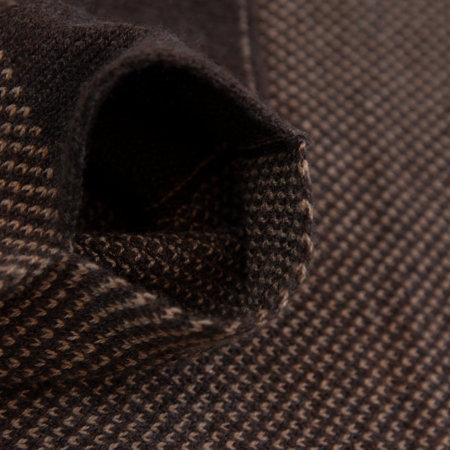 Sciarpa scaldacollo con asola in 100% Cashmere, con pattern marrone e beige. Morbida, versatile e facile da indossare.