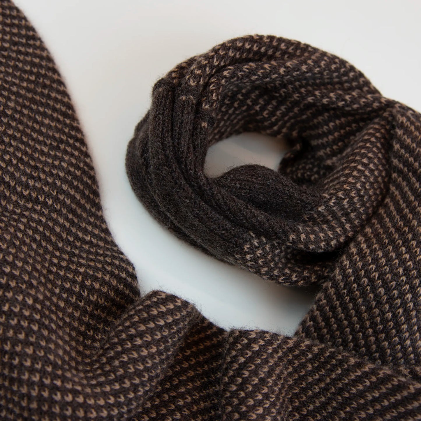 Sciarpa scaldacollo con asola in 100% Cashmere, con pattern marrone e beige. Morbida, versatile e facile da indossare.
