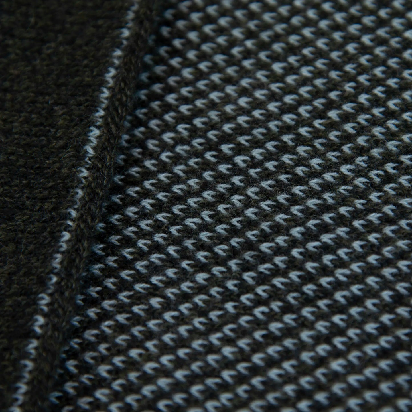Dettagli e texture tessuto sciarpa scaldacollo con asola in 100% Cashmere, con pattern verde. Morbida, versatile e facile da indossare.