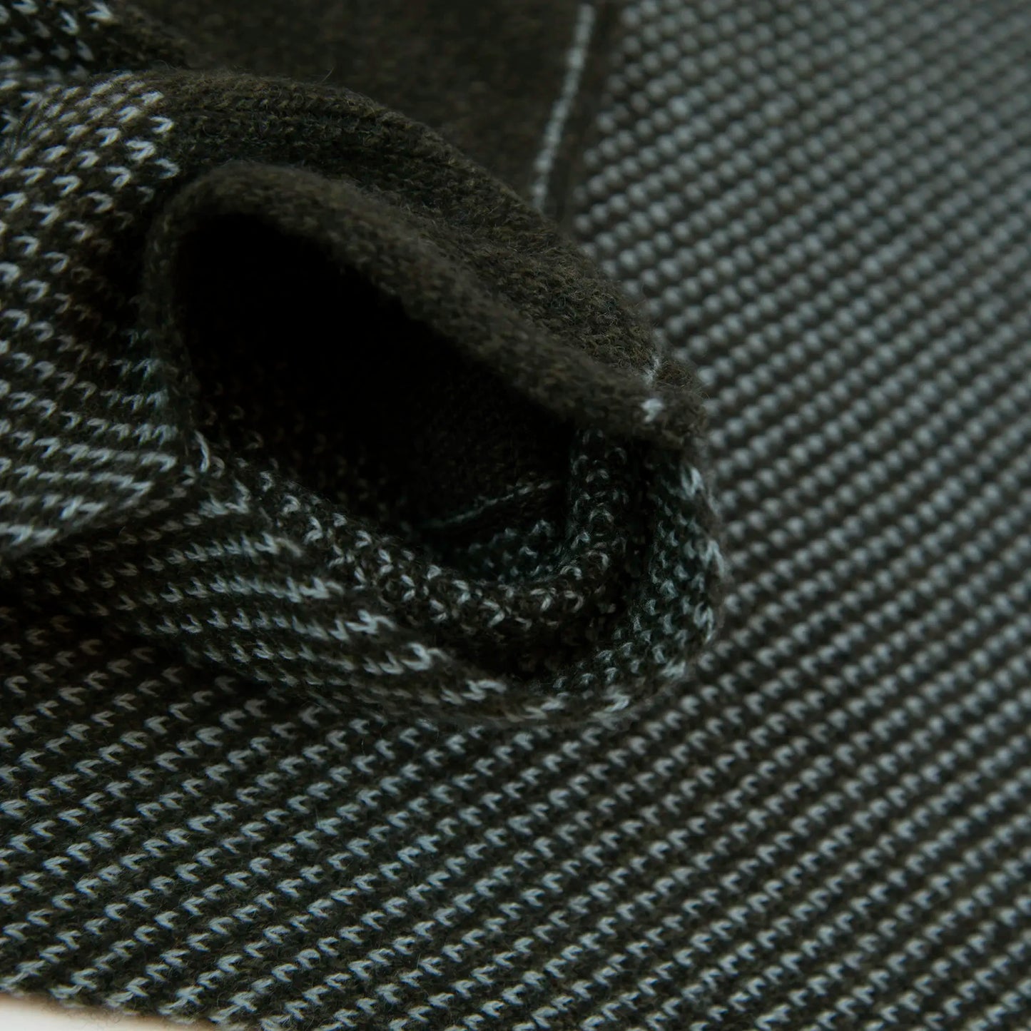 Sciarpa scaldacollo con asola in 100% Cashmere, con pattern verde. Morbida, versatile e facile da indossare.