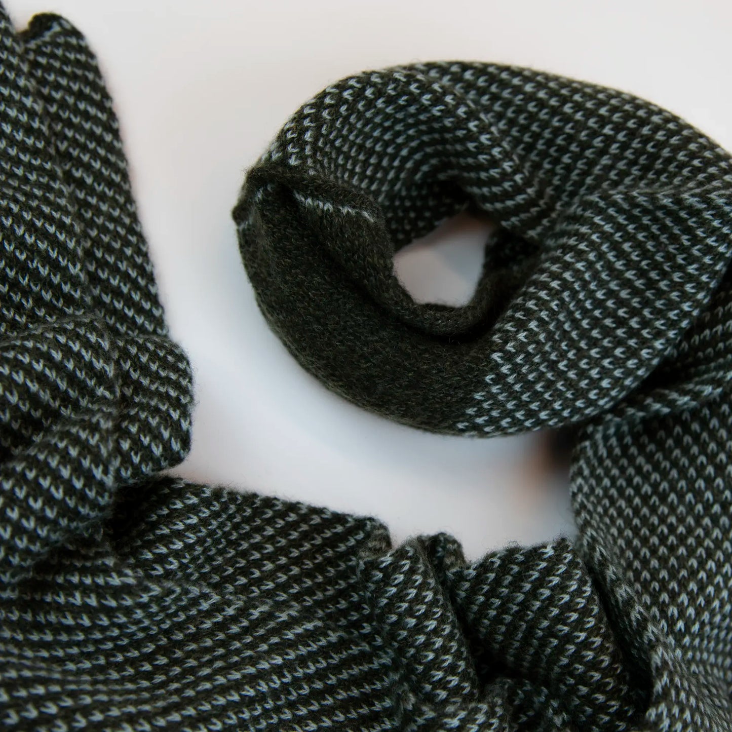 Sciarpa scaldacollo con asola in 100% Cashmere, con pattern verde. Morbida, versatile e facile da indossare.
