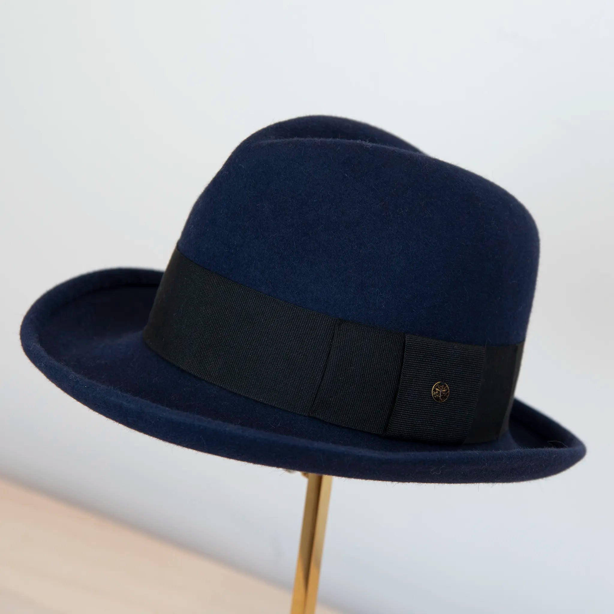 Cappello in 100% lapin blu, Made in Italy, realizzato su antiche forme in legno. Ispirato ai primi del '900, con cupola alta 13,5 cm e cinta nera di 5 cm per uno stile iconico.