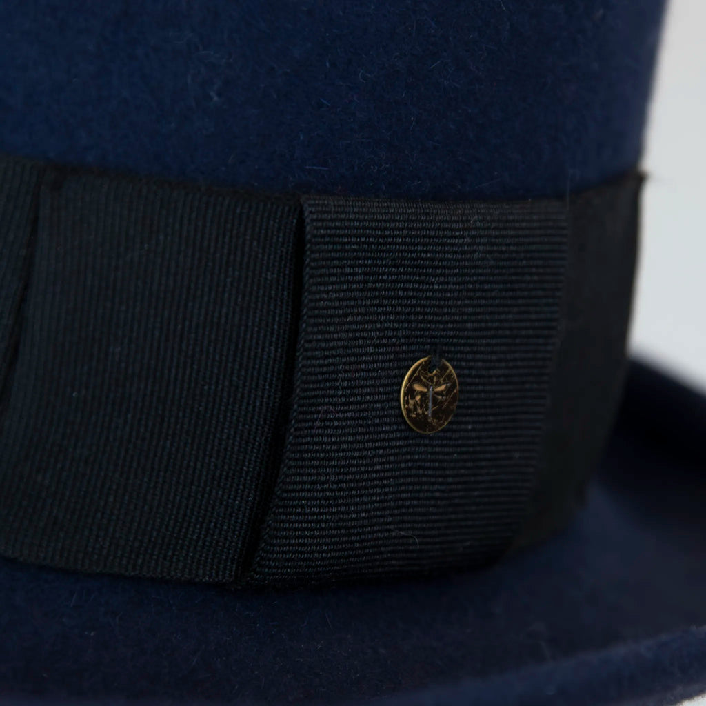 Dettaglio cinta e tessuto del cappello in 100% lapin blu, Made in Italy, realizzato su antiche forme in legno. Ispirato ai primi del '900, con cupola alta 13,5 cm e cinta nera di 5 cm per uno stile iconico.