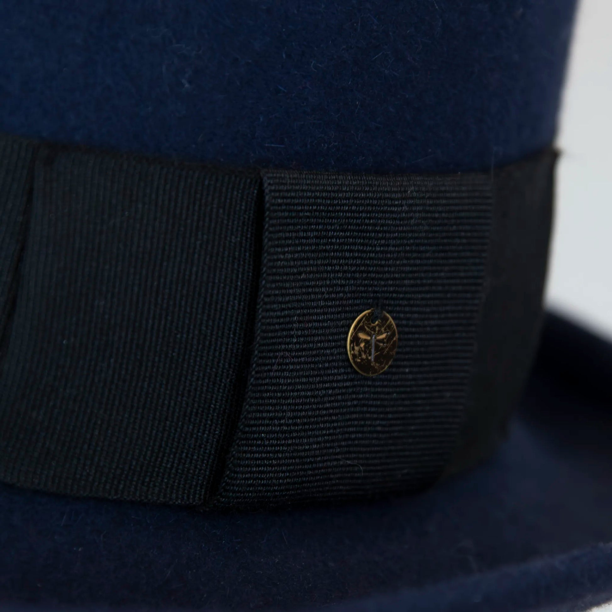 Dettaglio cinta e tessuto del cappello in 100% lapin blu, Made in Italy, realizzato su antiche forme in legno. Ispirato ai primi del '900, con cupola alta 13,5 cm e cinta nera di 5 cm per uno stile iconico.