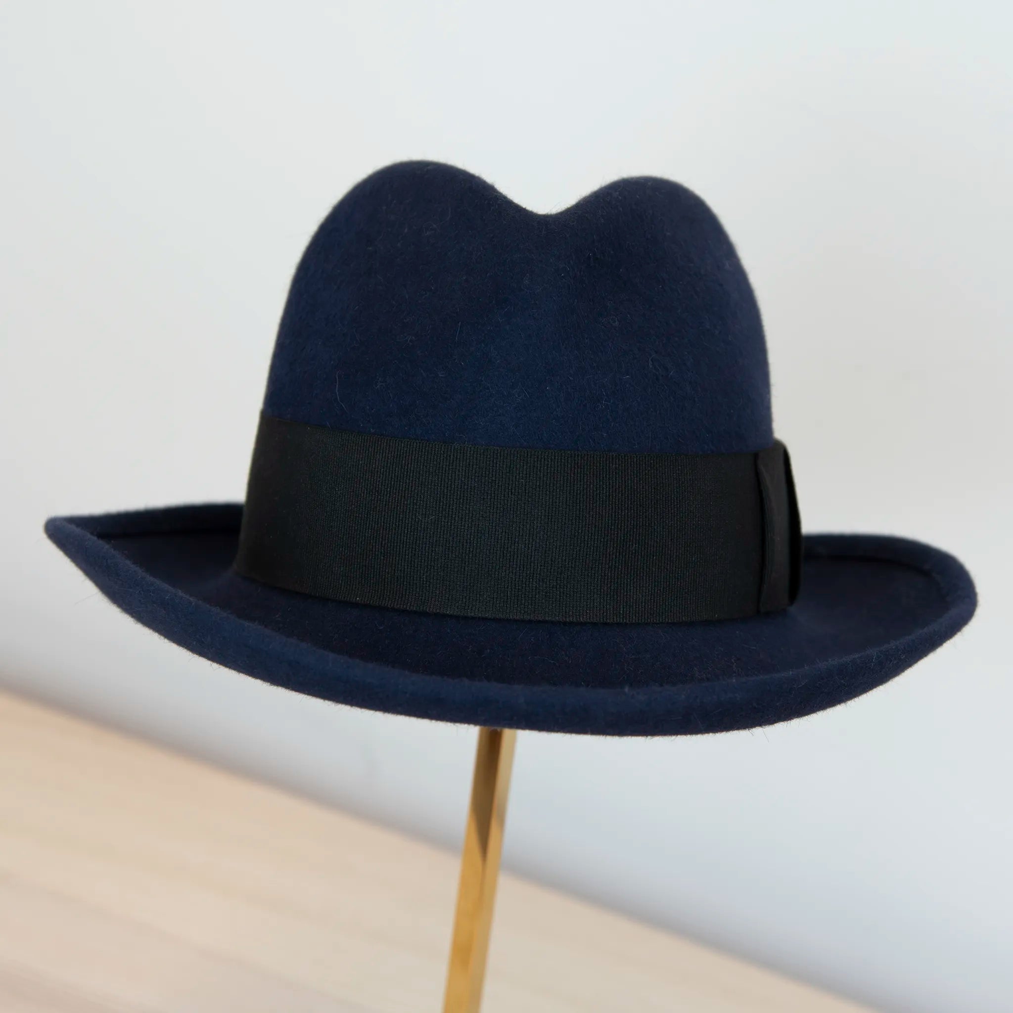 Cappello in 100% lapin blu, Made in Italy, realizzato su antiche forme in legno. Ispirato ai primi del '900, con cupola alta 13,5 cm e cinta nera di 5 cm per uno stile iconico.