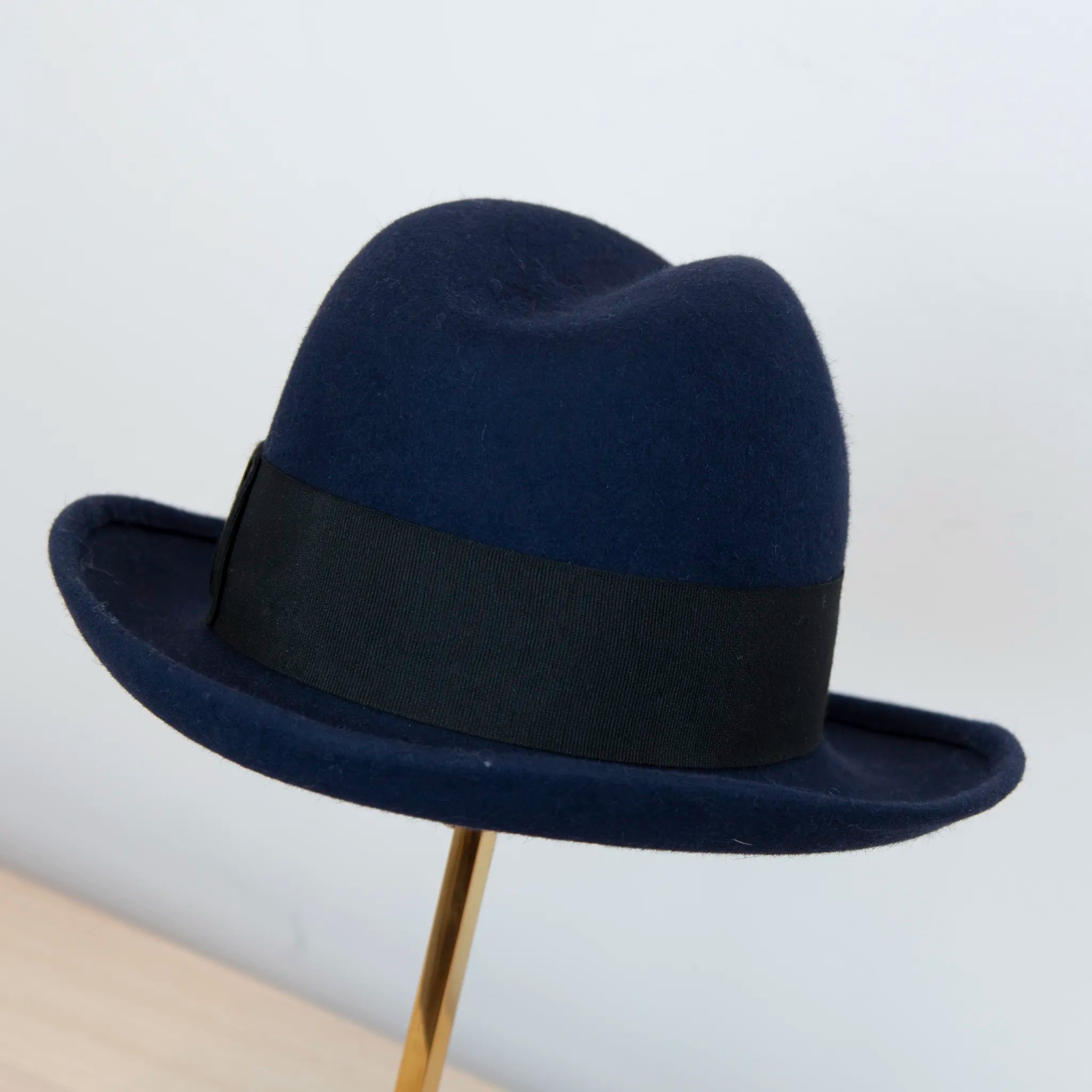 Cappello in 100% lapin blu, Made in Italy, realizzato su antiche forme in legno. Ispirato ai primi del '900, con cupola alta 13,5 cm e cinta nera di 5 cm per uno stile iconico.
