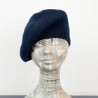 Basco pesante in 100% Cashmere blu notturno, Made in Italy, versatile con tre vestibilità: basco francese, cuffia e berretto. Manifattura pregiata a trama grossa, che offre elasticità e morbidezza.