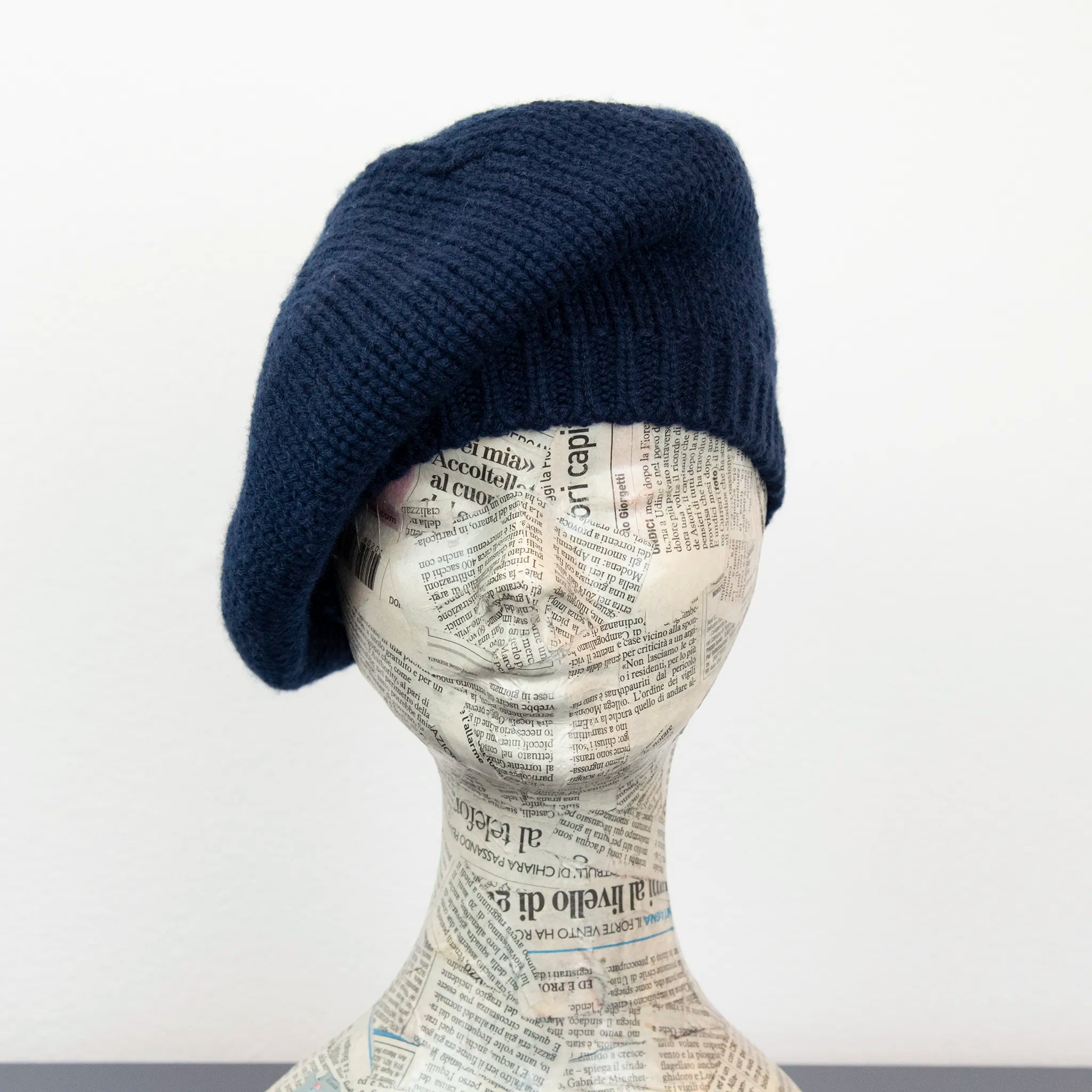 Basco pesante in 100% Cashmere blu notturno, Made in Italy, versatile con tre vestibilità: basco francese, cuffia e berretto. Manifattura pregiata a trama grossa, che offre elasticità e morbidezza.