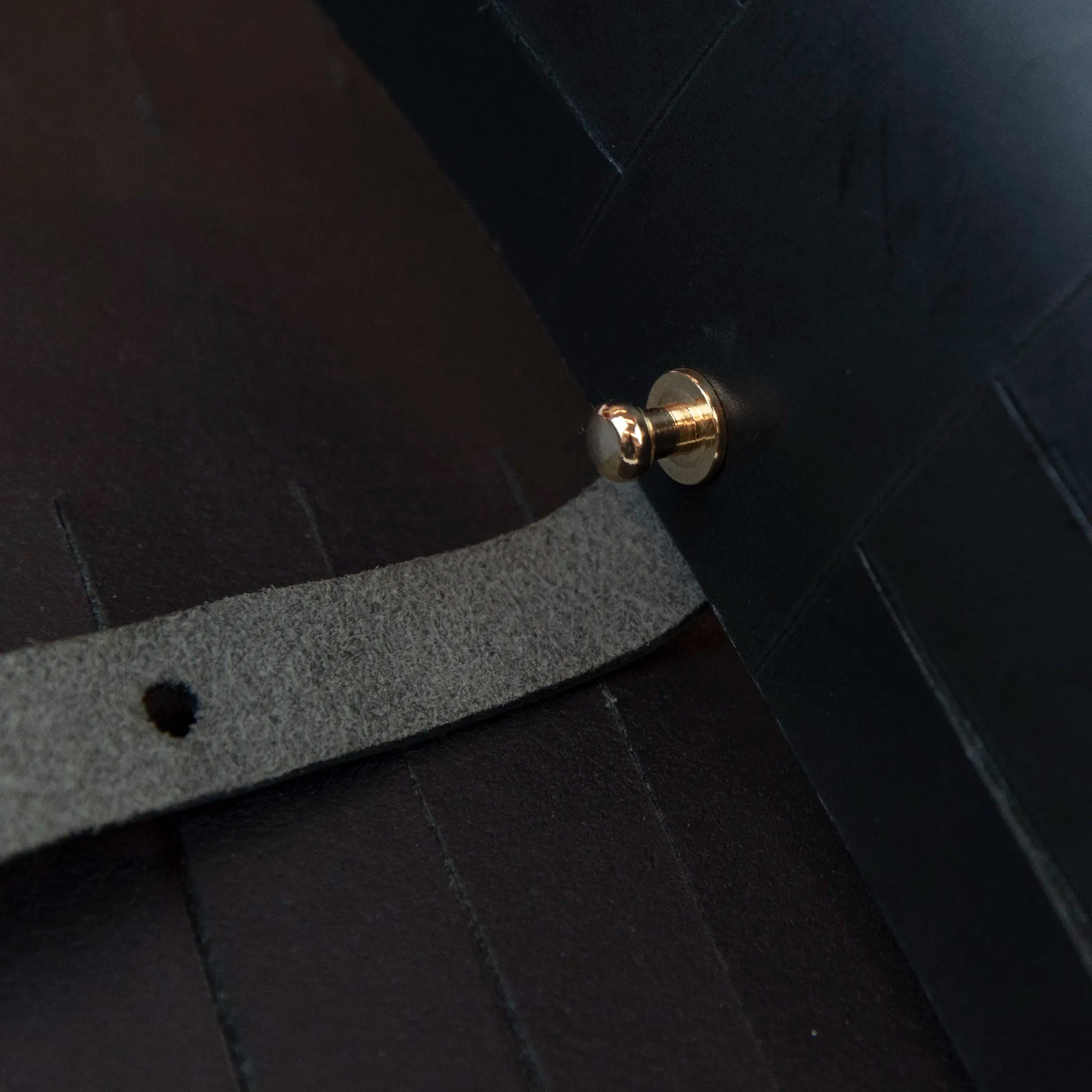 Chiusura Stringi vita avvolgente, Made in Italy, realizzato a mano senza cuciture come da tradizione degli antichi sellai Toscani. Progettato per esaltare la linea del punto vita, fianchi e seno, garantendo durata e robustezza.