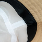 Interno del cappello antipioggia bucket beige con cuciture termosaldate, Made in Italy