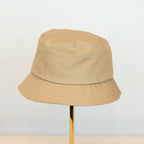 Cappello antipioggia bucket beige con cuciture termosaldate, impermeabile, facile da conservare in borsa o tasca mantenendo la forma, Made in Italy