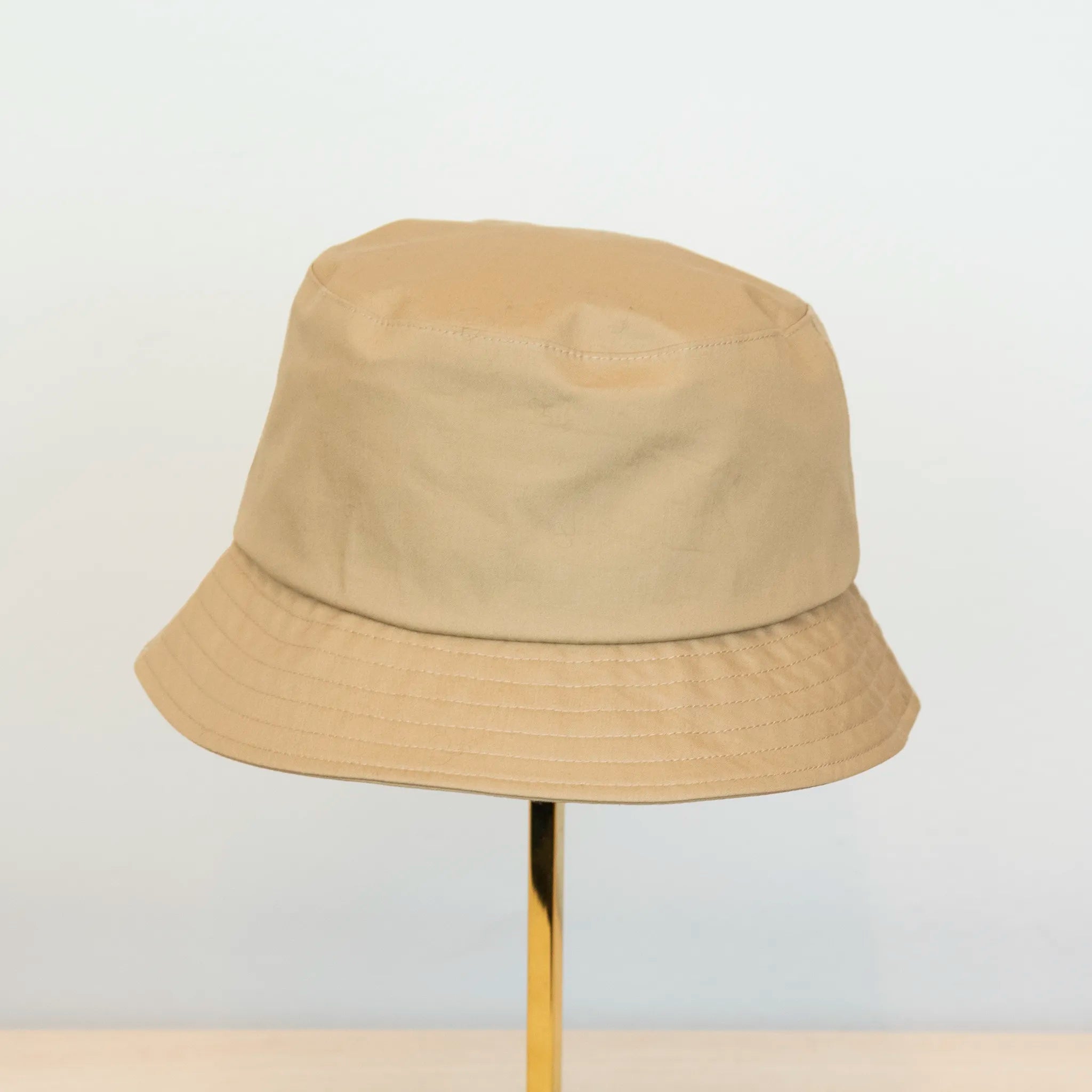 Cappello antipioggia bucket beige con cuciture termosaldate, impermeabile, facile da conservare in borsa o tasca mantenendo la forma, Made in Italy