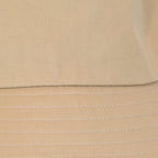 Dettaglio tessuto del Cappello antipioggia bucket beige con cuciture termosaldate, impermeabile, facile da conservare in borsa o tasca mantenendo la forma. Made in Italy