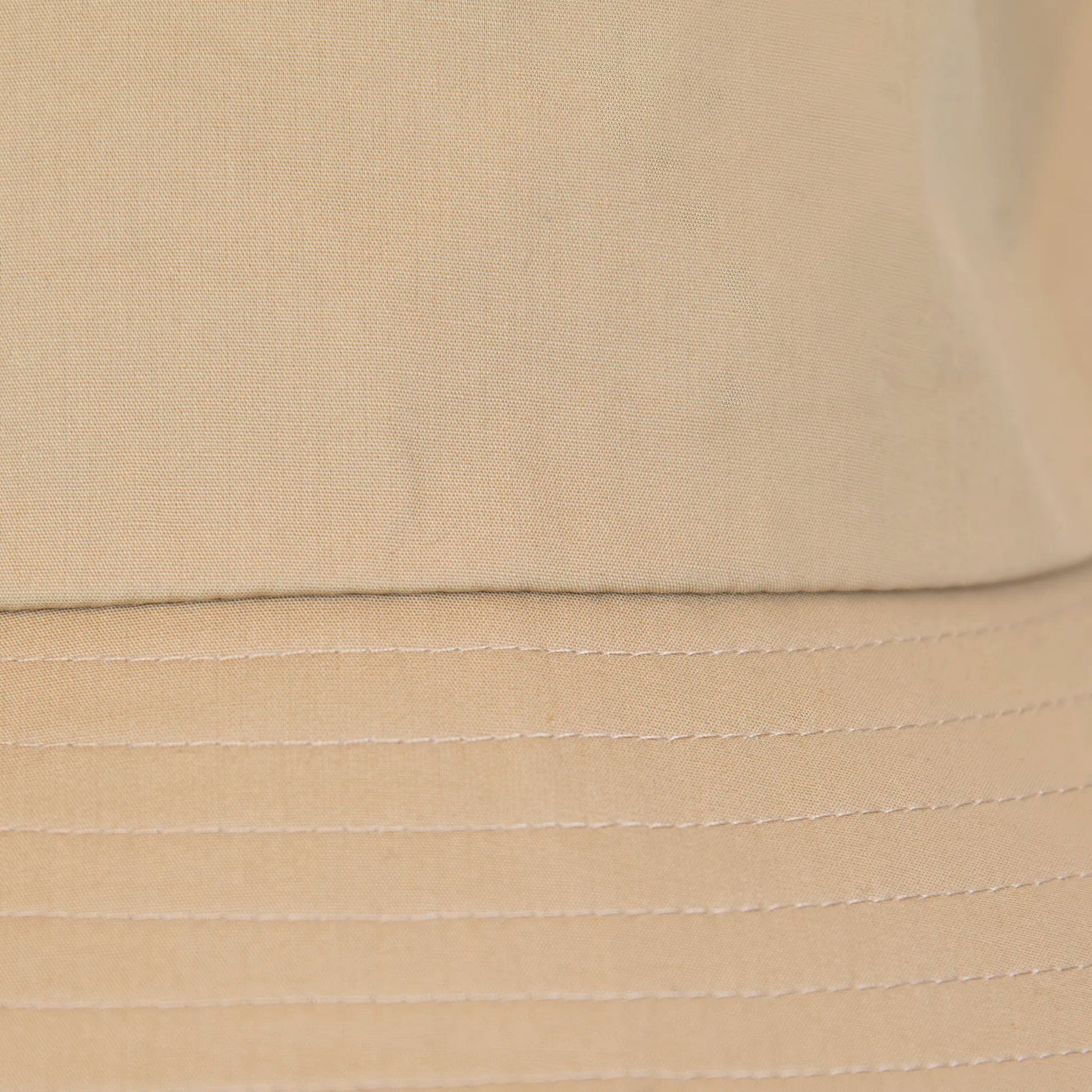 Dettaglio tessuto del Cappello antipioggia bucket beige con cuciture termosaldate, impermeabile, facile da conservare in borsa o tasca mantenendo la forma. Made in Italy