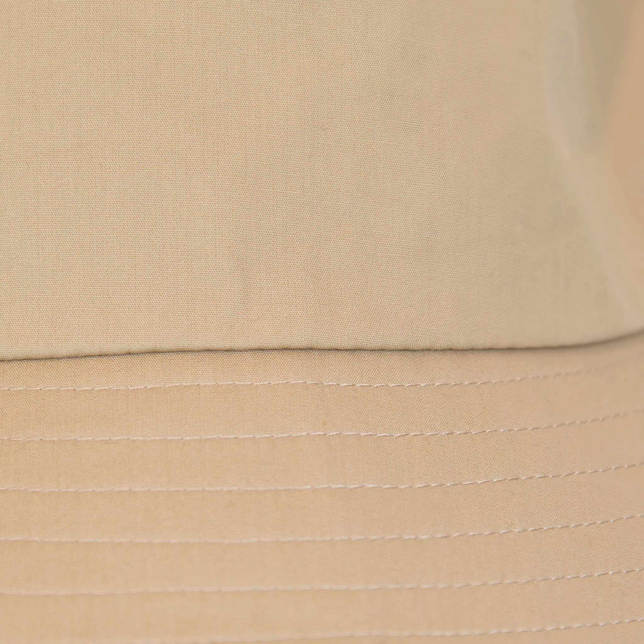 Dettaglio tessuto del Cappello antipioggia bucket beige con cuciture termosaldate, impermeabile, facile da conservare in borsa o tasca mantenendo la forma. Made in Italy