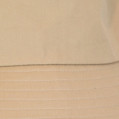 Dettaglio tessuto del Cappello antipioggia bucket beige con cuciture termosaldate, impermeabile, facile da conservare in borsa o tasca mantenendo la forma. Made in Italy