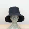Cappello antipioggia cloche blu impermeabile con falda lunga 9cm, pratico da conservare in borsa o tasca mantenendo la forma.