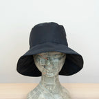 Cappello antipioggia cloche blu impermeabile con falda lunga 9cm, pratico da conservare in borsa o tasca mantenendo la forma.