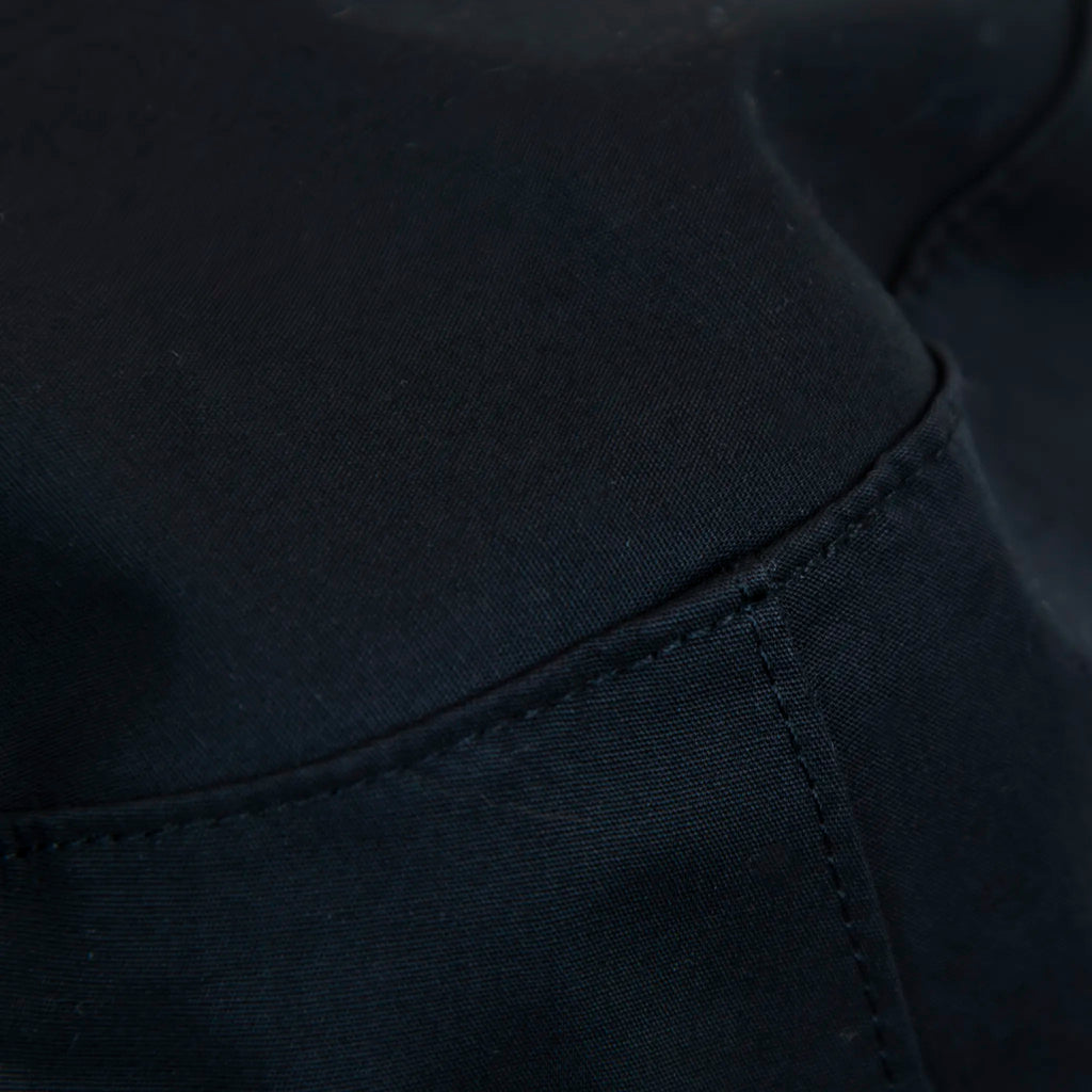 Dettaglio tessuto del Cappello antipioggia bucket nero con cuciture termosaldate, impermeabile, facile da conservare in borsa o tasca mantenendo la forma. Made in Italy