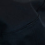 Dettaglio tessuto del Cappello antipioggia bucket nero con cuciture termosaldate, impermeabile, facile da conservare in borsa o tasca mantenendo la forma. Made in Italy
