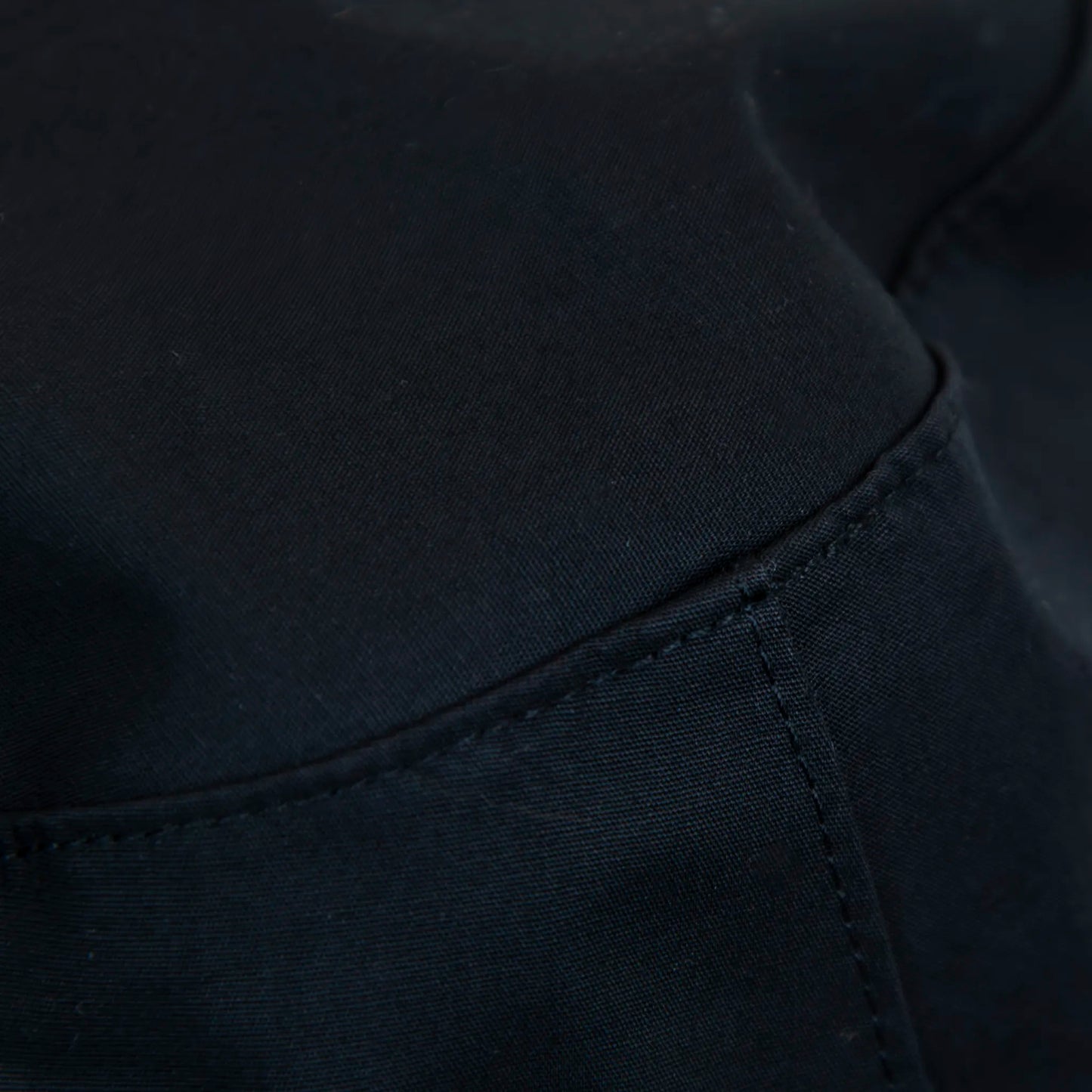 Dettaglio tessuto del Cappello antipioggia bucket nero con cuciture termosaldate, impermeabile, facile da conservare in borsa o tasca mantenendo la forma. Made in Italy