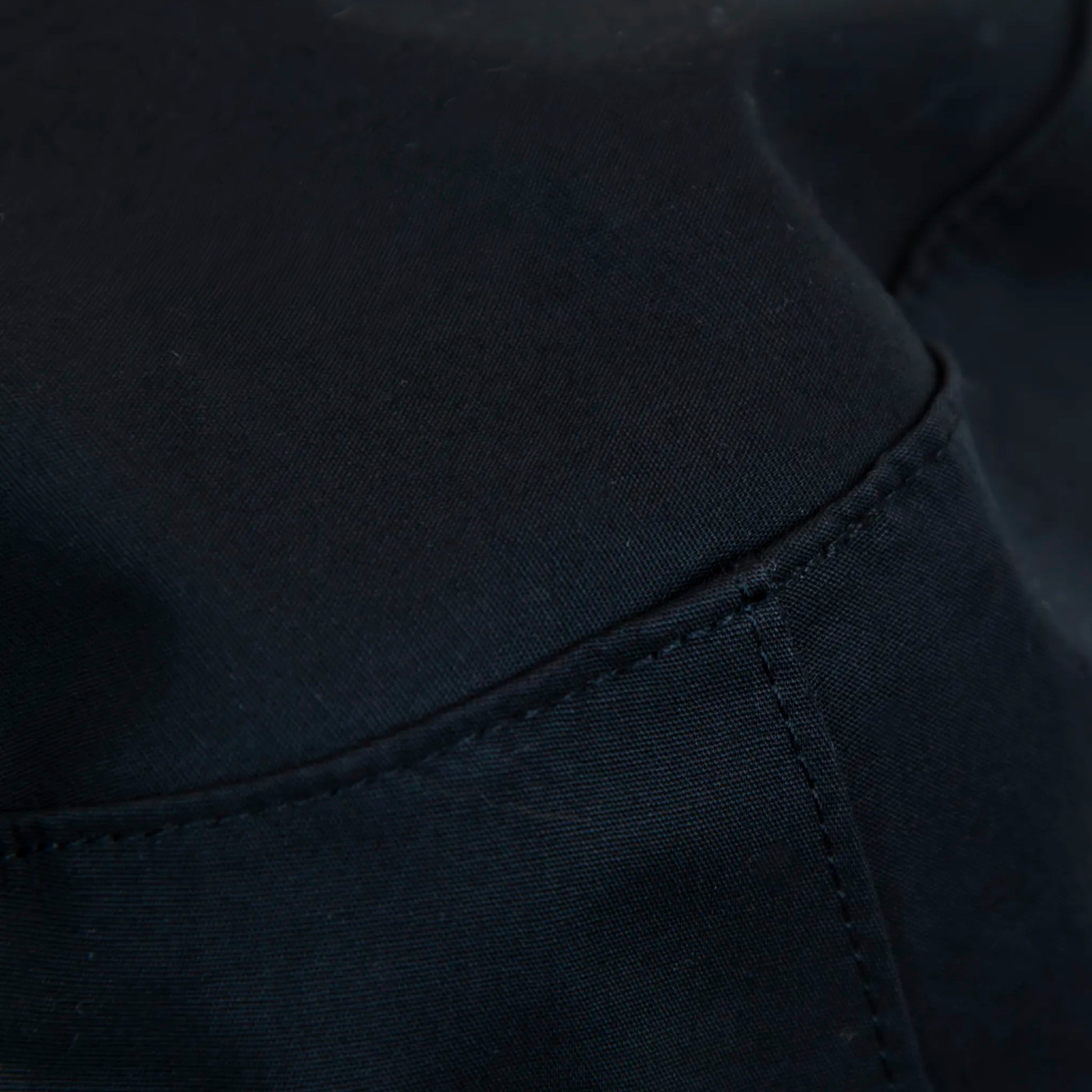 Dettaglio tessuto del Cappello antipioggia bucket nero con cuciture termosaldate, impermeabile, facile da conservare in borsa o tasca mantenendo la forma. Made in Italy