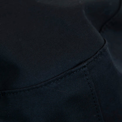 Dettaglio tessuto del Cappello antipioggia bucket nero con cuciture termosaldate, impermeabile, facile da conservare in borsa o tasca mantenendo la forma. Made in Italy