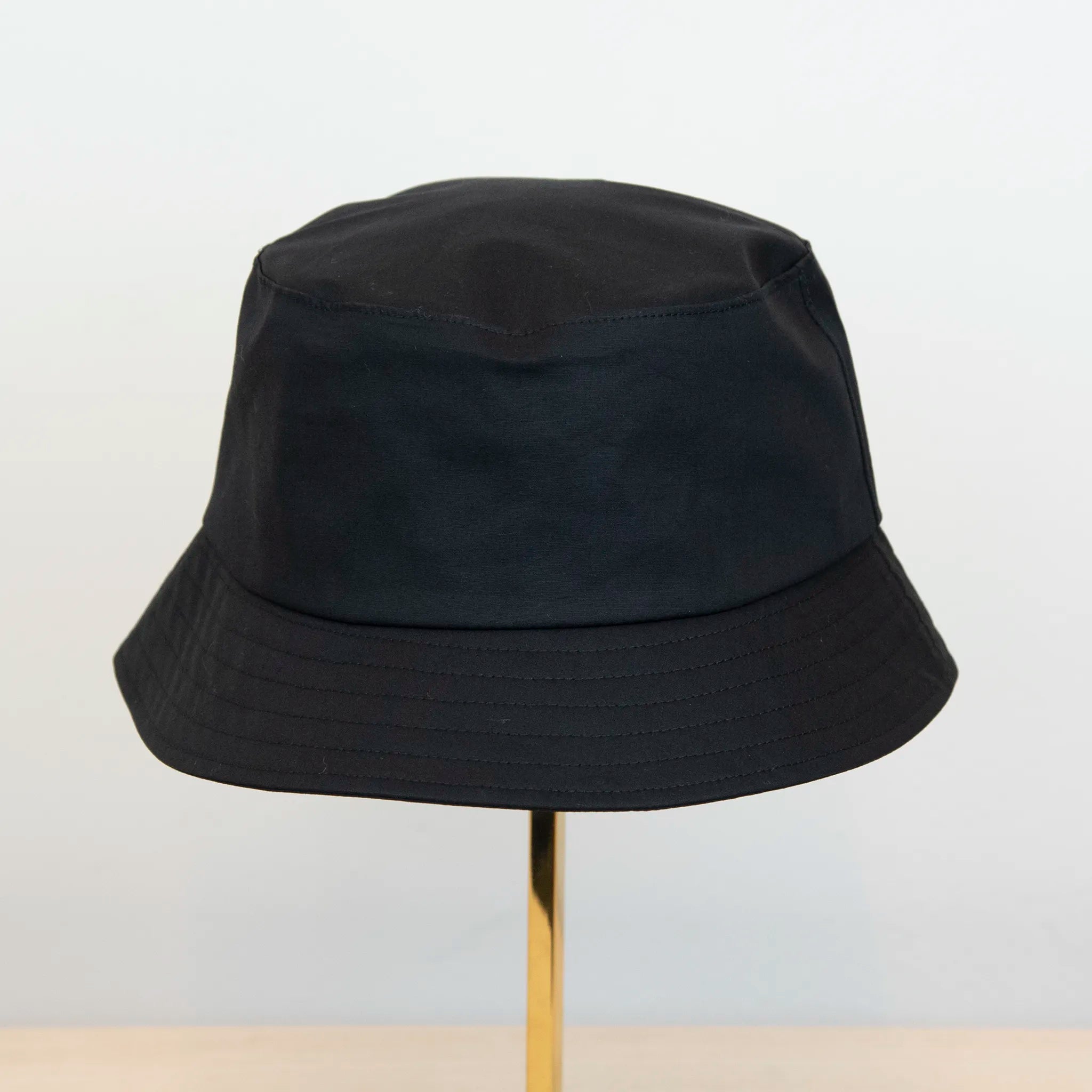 Cappello antipioggia bucket nero con cuciture termosaldate, impermeabile, facile da conservare in borsa o tasca mantenendo la forma. Made in Italy
