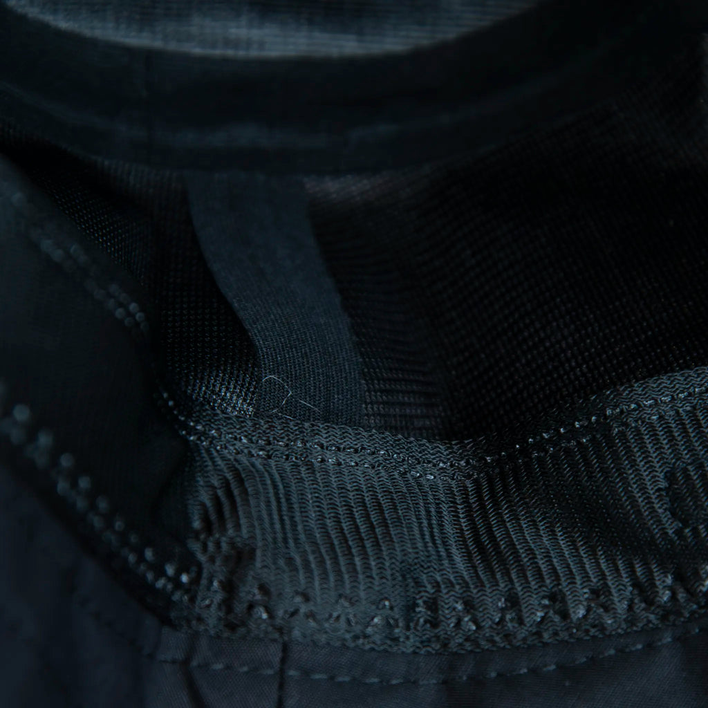 Interno del cappello antipioggia bucket nero con cuciture termosaldate. Made in Italy
