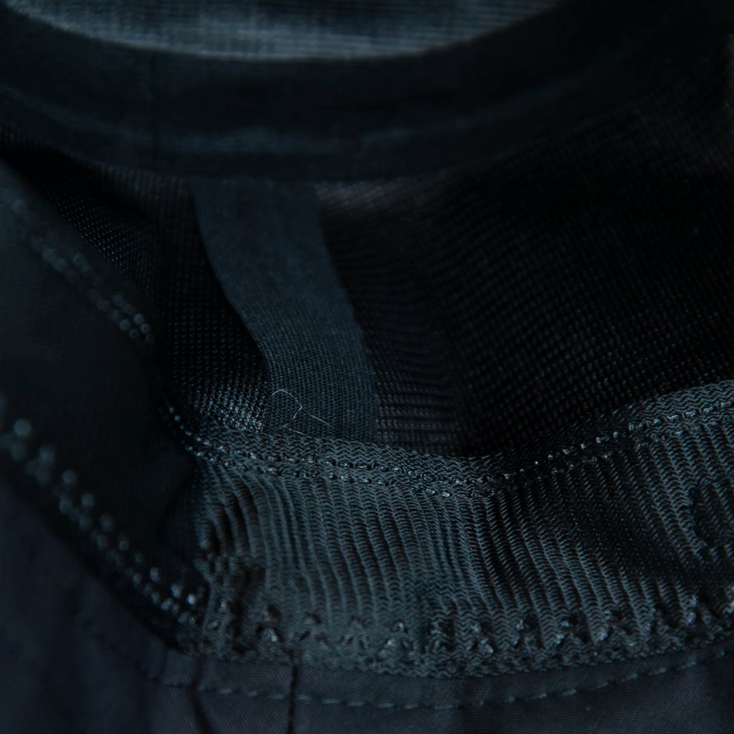 Interno del cappello antipioggia bucket nero con cuciture termosaldate. Made in Italy