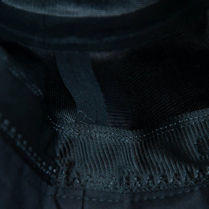 Interno del cappello antipioggia bucket nero con cuciture termosaldate. Made in Italy