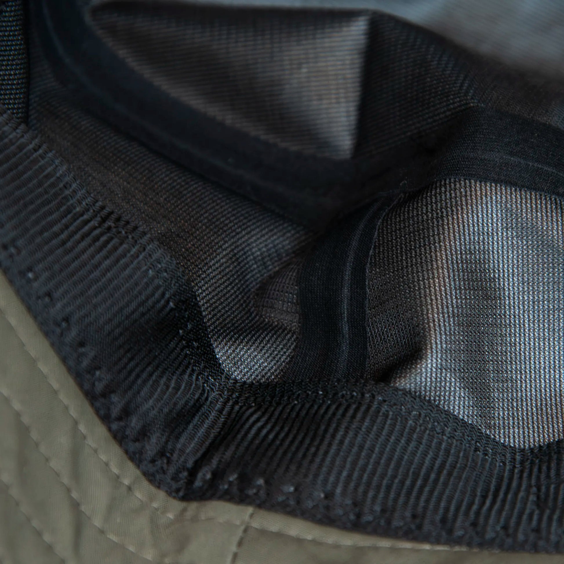 Interno del cappello antipioggia bucket nero con cuciture termosaldate, Made in Italy