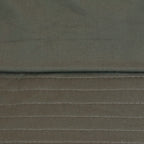 Dettaglio tessuto del cappello antipioggia bucket verde con cuciture termosaldate, impermeabile, facile da conservare in borsa o tasca mantenendo la forma. Made in Italy