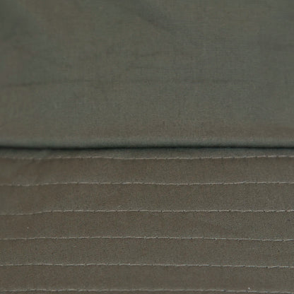 Dettaglio tessuto del cappello antipioggia bucket verde con cuciture termosaldate, impermeabile, facile da conservare in borsa o tasca mantenendo la forma. Made in Italy