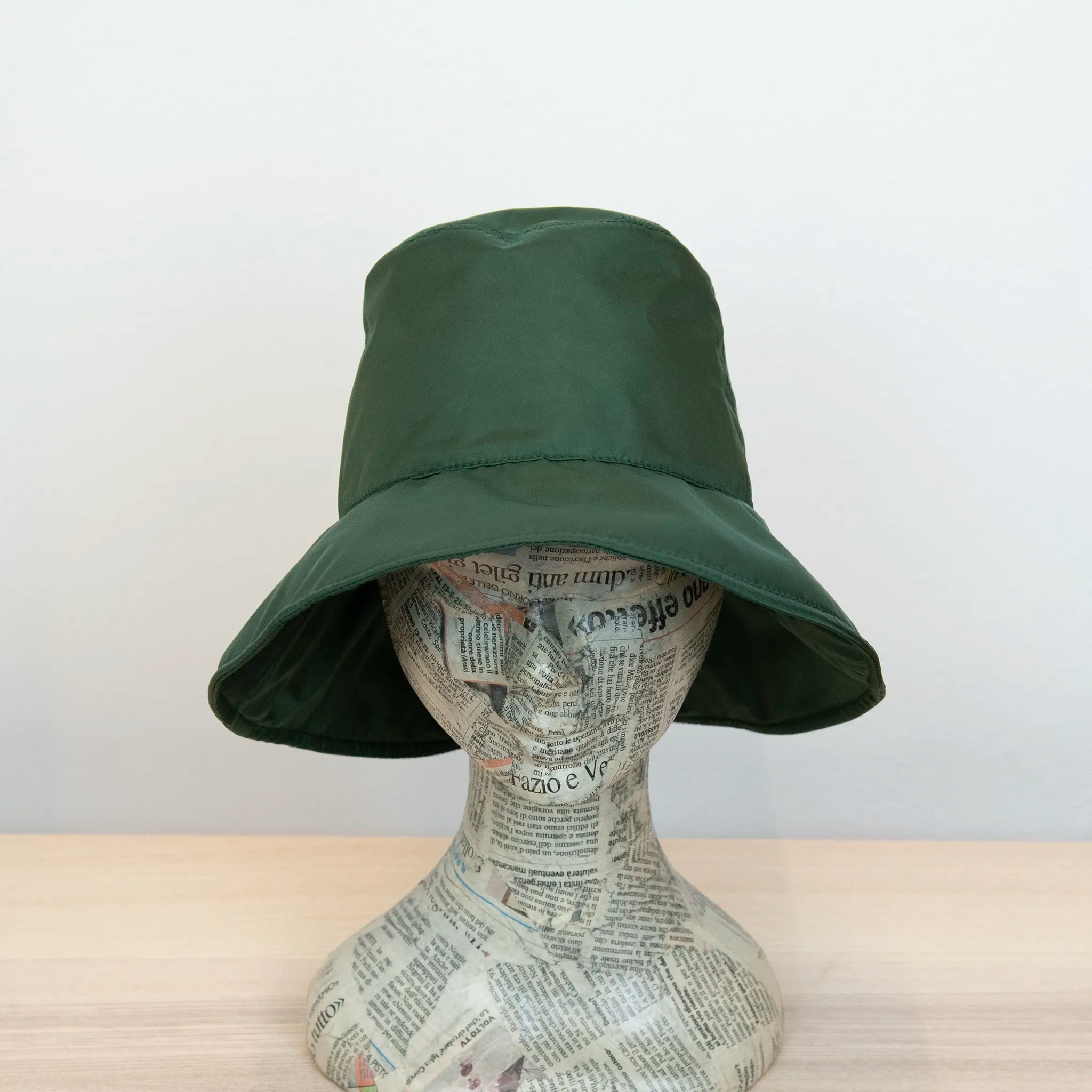 Cappello antipioggia cloche verde impermeabile con falda lunga 9cm, pratico da conservare in borsa o tasca mantenendo la forma.