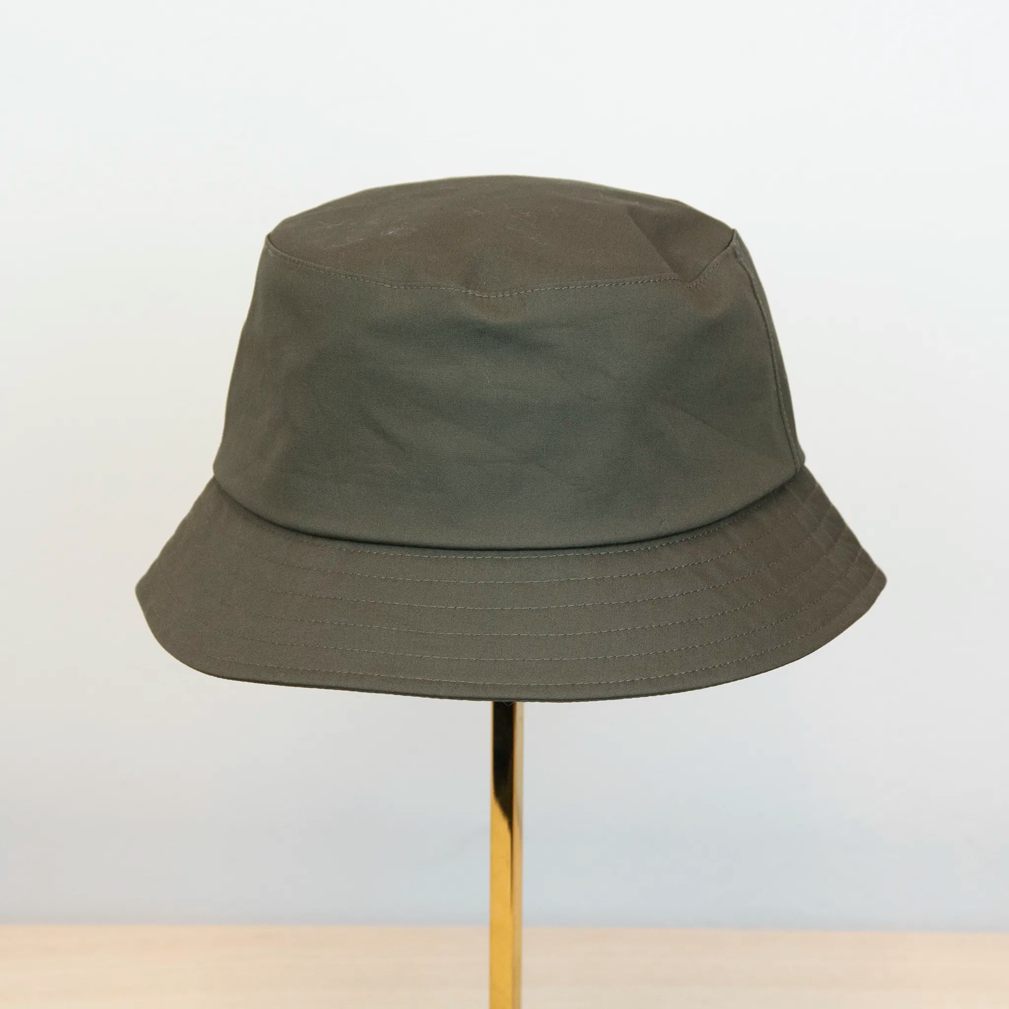 Cappello antipioggia bucket verde con cuciture termosaldate, impermeabile, facile da conservare in borsa o tasca mantenendo la forma. Made in Italy