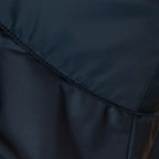 Dettaglio e texture del tessuto del cappello antipioggia cloche blu impermeabile con falda lunga 9cm, pratico da conservare in borsa o tasca mantenendo la forma.