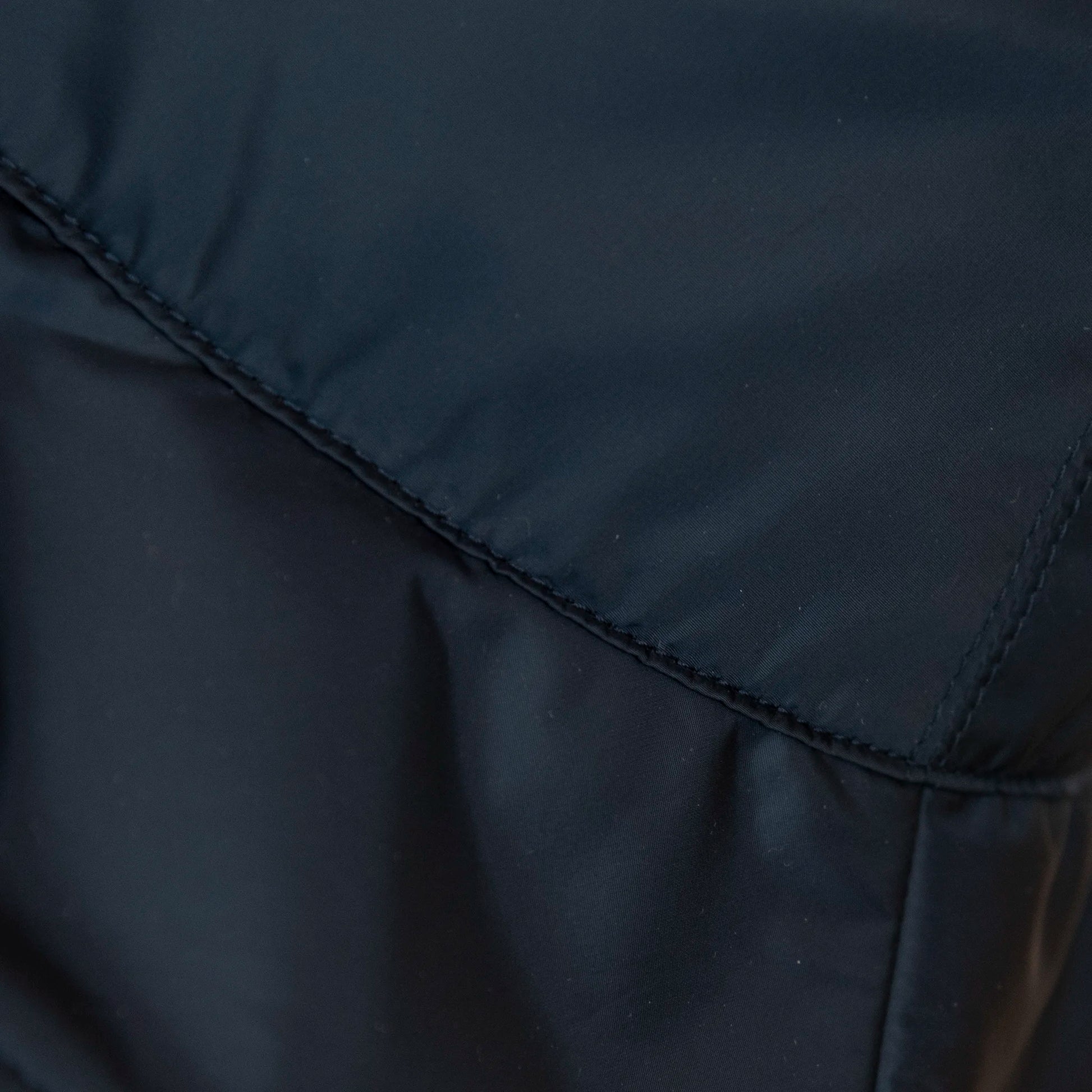 Dettaglio e texture del tessuto del cappello antipioggia cloche blu impermeabile con falda lunga 9cm, pratico da conservare in borsa o tasca mantenendo la forma.
