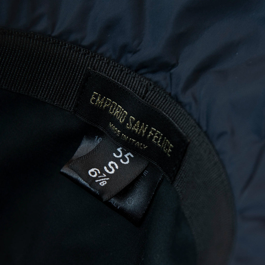 Dettaglio e texture del tessuto del cappello antipioggia cloche blu impermeabile con falda lunga 9cm, pratico da conservare in borsa o tasca mantenendo la forma.